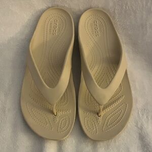 CROCS Classic Cream/Tan Flip Flops Iconic comfort Women’s Size 8 excellent